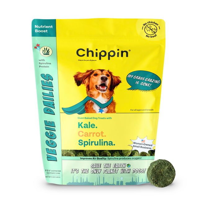 Chippins Veggie Dailies with Spirulina delivers sustainable pet nutrition through vegan dog treats made with kale, carrot, and spirulina. The packaging showcases a joyful, caped pup and highlights benefits like improved air quality. Free from chicken or beef, these treats are eco-friendly and tasty.