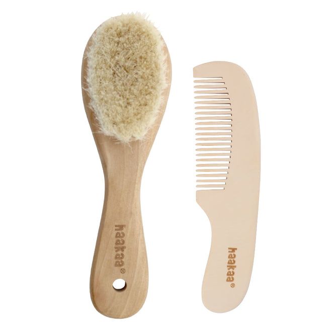 The Haakaa Goat Baby Brush & Comb Set features natural wood with soft bristles and comes engraved with the haakaa logo, making it an ideal baby shower gift. This set combines functionality and elegance to meet your babys grooming needs.